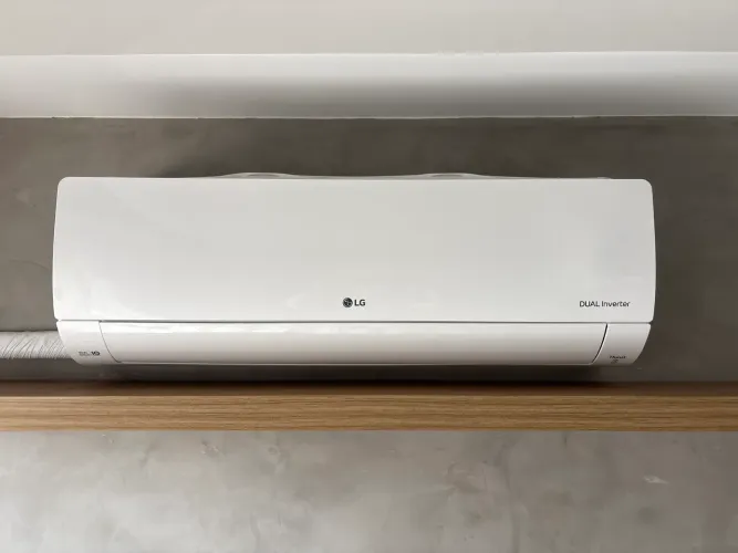 Ar-condicionado LG Dual Inverter Voice 12.000 BTUs Quente/Frio Wi-Fi