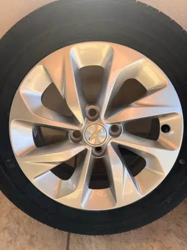 Jogo de 4 rodas com pneus Bridgestone 185/65R15 - Chevrolet