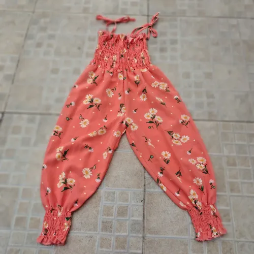 Kit infantil 3 unidades macacão ,vestido e uma blusa da Zara 
