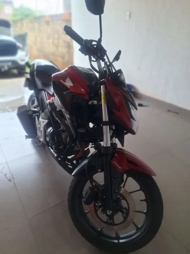 Vende se 300 2025 ABS, único dono sem detalhes