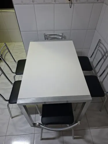 Mesa jantar em Alumínio com 06 cadeiras de Alumínio estofadas. Medidas: C 1,20 x L 0,75