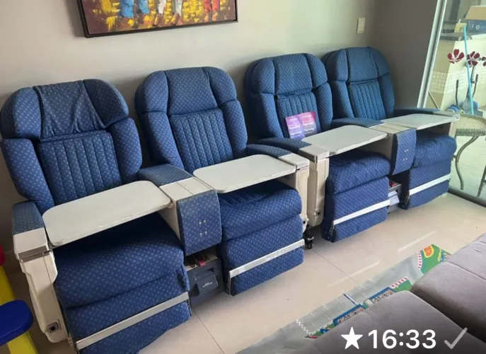 Vendo 4 poltronas , primeira classe, ideal para sala de TV cinema