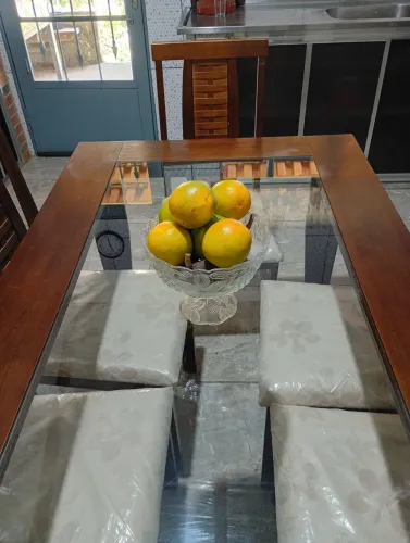 Mesa ,tampo de vidro com 6 cadeiras.