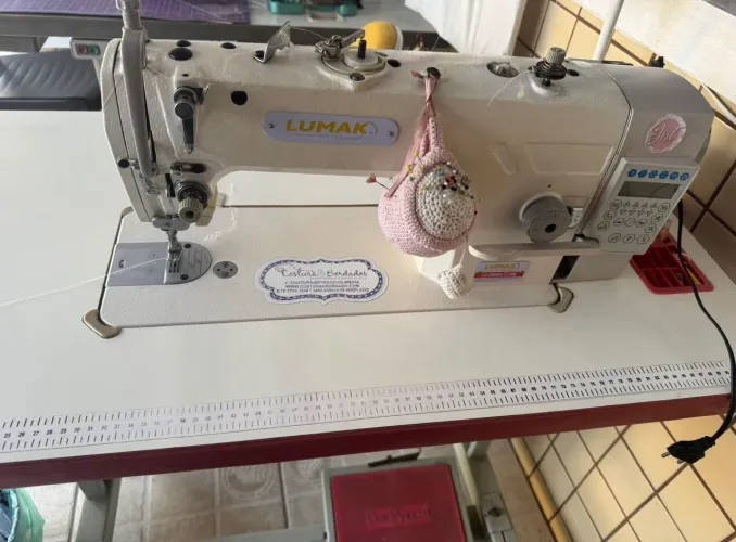 Máquina de costura reta Industrial Eletrônica.