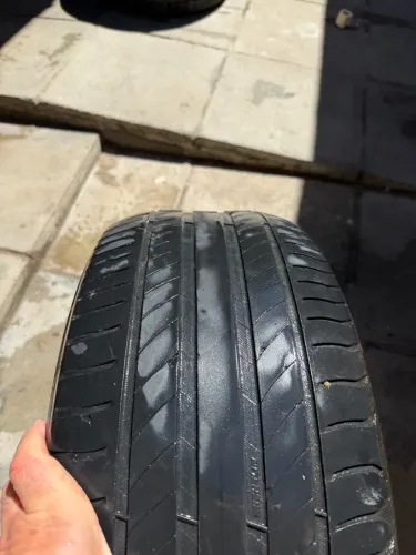 VENDO PNEU ARO 17 225 50 em bom estado MICHELIN