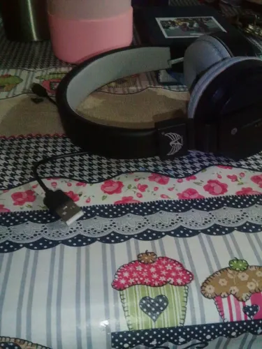 Fone via bluetooth novo usado com o cabo carregador original turbo pega radio FM e am