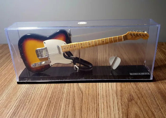 Guitarra miniatura em madeira linda