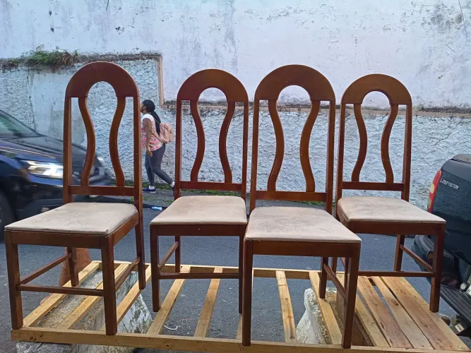 Cadeiras com avarias no acento. cada cadeira custa 40$ 