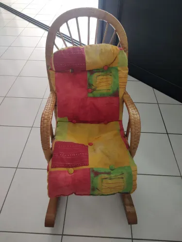Cadeira de balanço infantil em madeira