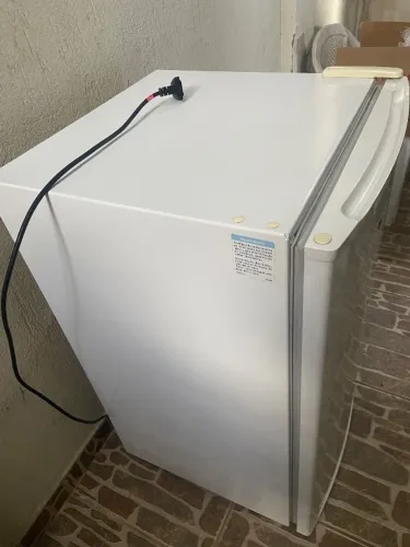 Frigobar 120 litros Eletrolux semi-novo