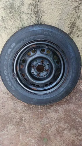 Roda aro 13 com pneu.
