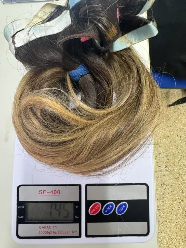 Cabelo Brasileiro com luzes loiras