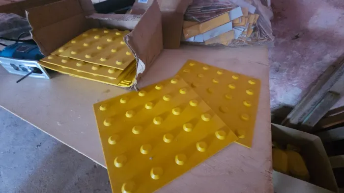 Piso tátil amarelo 25x25 plástico