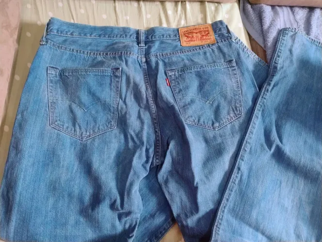 calça da marca levis várias cores veste do 42 43 até o 44