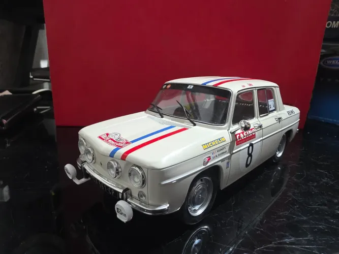 Miniatura 1:18 Renault 8 Casino Solido