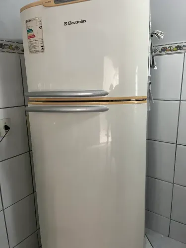 Geladeira só funciona congelado