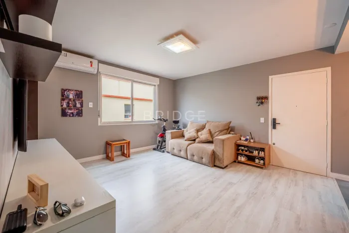 Apartamento reformado em localização privilegiada