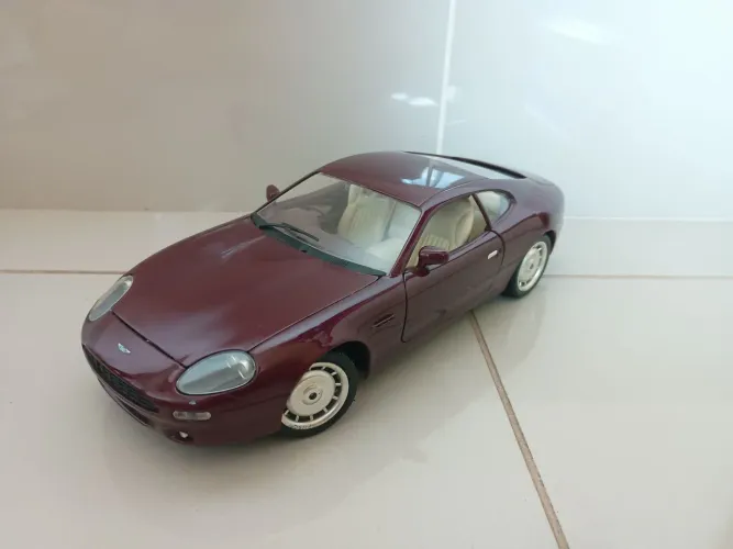 Miniatura aston martin db7 1:18 guiloy