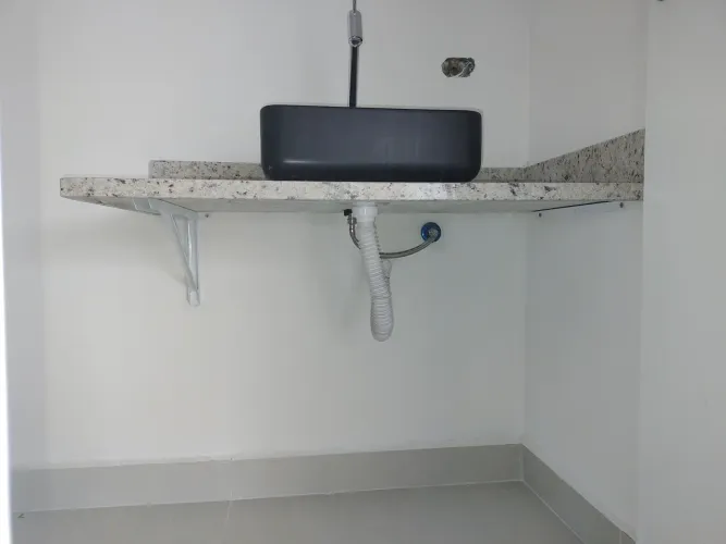 Vendo pia de luxo linda 80 reais de mármore sem o acabamento só a pia e a parte preta