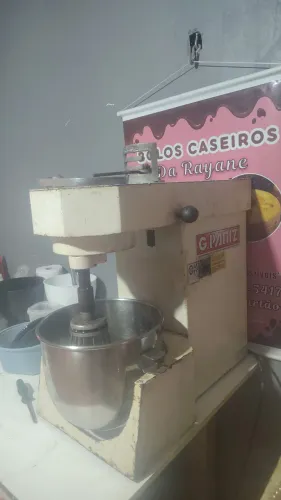 Forno industrial elétrico e uma batedeira industrial ambos 110 v