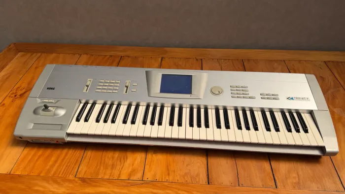 Teclado workstation Korg Trinity