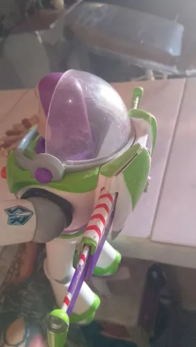Boneco do Buzz light oficial da disney, fala perfeitamente todos os botão em inglês