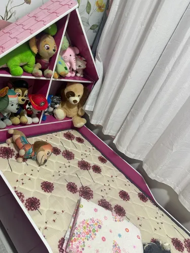 Cama de criança com colchão.
