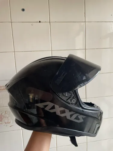 Capacete Axxis para moto bem conservado 