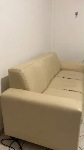 Sofá courino bege 3 lugares