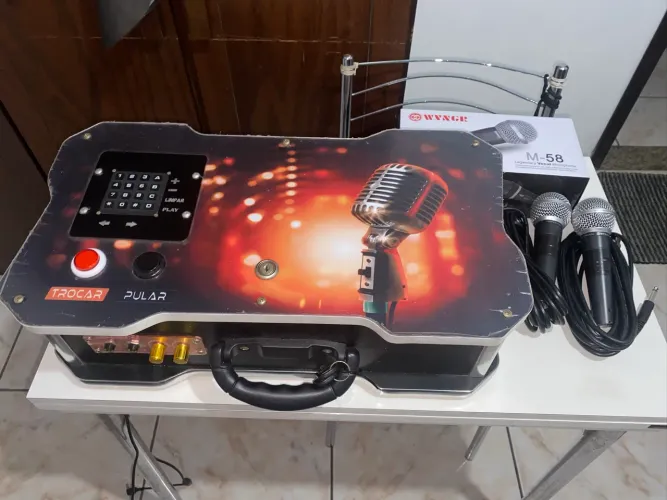 Máquina de Karaokê Portátil + 2 microfones