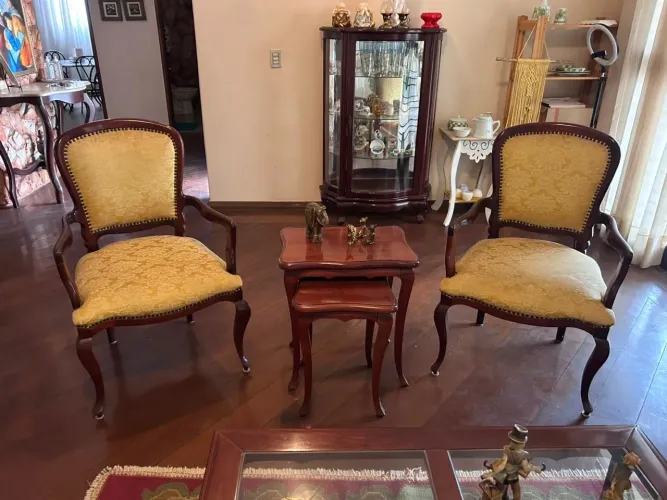 Poltrona com mesa de centro retrô