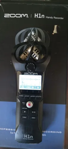 Gravador Zoom H1n na caixa com SD 32GB.