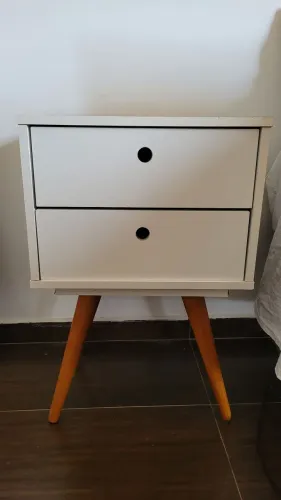 Mesa de cabeceira (criado-mudo)