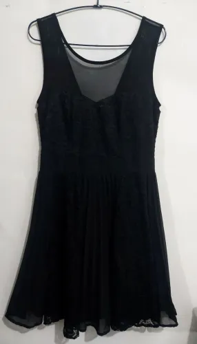 Vestido preto com renda