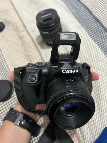 Câmera Canon SL3 + lente do kit + lente 50mm F1.8 +carregador +cartão de memória 128GB