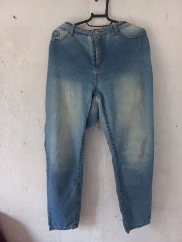 Calça jeans tam 44fem com pequenas avarias