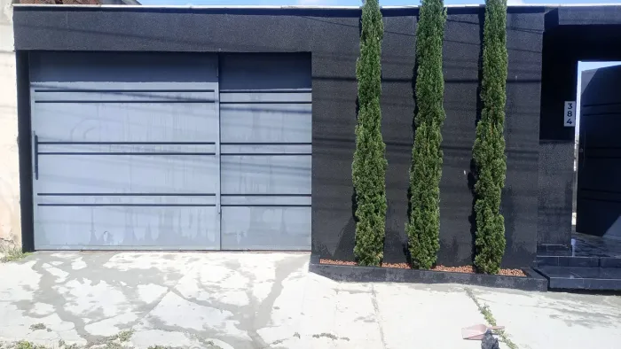 Casa apenas com algumas paredes