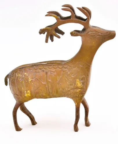 Escultura Bronze dourado representando Cervo macho rico em detalhes *Descrição