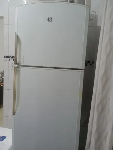 Geladeira Frost Free Eletrolux modelo RFGE 700, Capacidade Total 445.0l