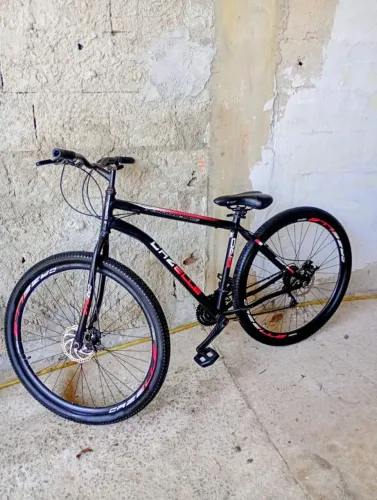Bicicleta preta , aro 29 freio a disco 