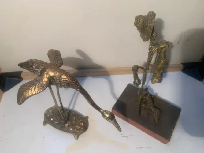 escultura vintage de latão em forma de garça + uma