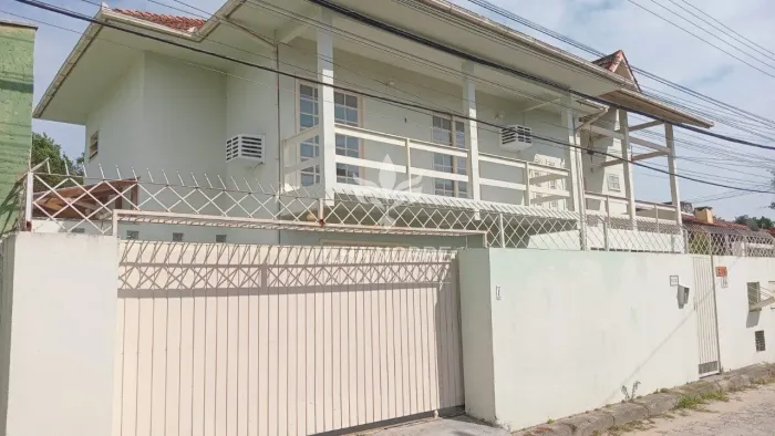 Casa com piscina e 3 Quartos sendo um Suíte no Rio Tavares Florianópolis/SC