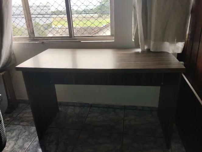 Mesa MDF grande e cadeira de escritório em bom estado