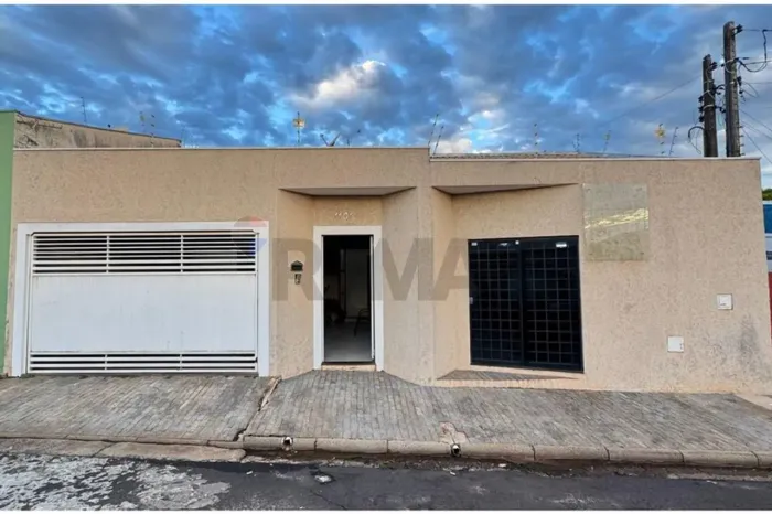 Casa com salão comercial no Centro de Promissão!