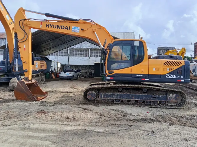 Escavadeira 22t Hyundai 220 2019