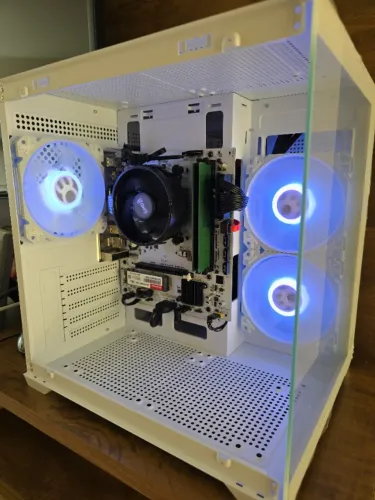 PC Gamer Ryzen 3 3200G 16GB DDR4 NVMe 256GB + HD ARGB