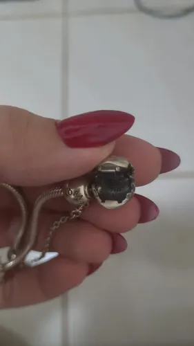 Bracelete Pandora Moments com fecho em coração, acompanha charms e trava de segurança.