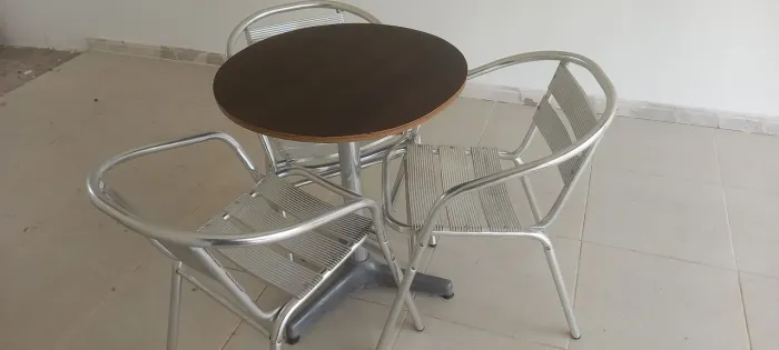 Cadeira e mesa de jardim