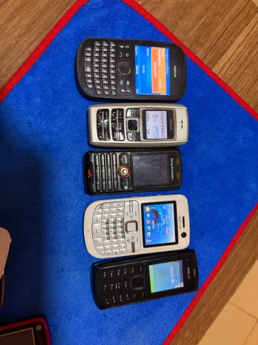 Lote de celular antigo para colecionar ou retirar peças