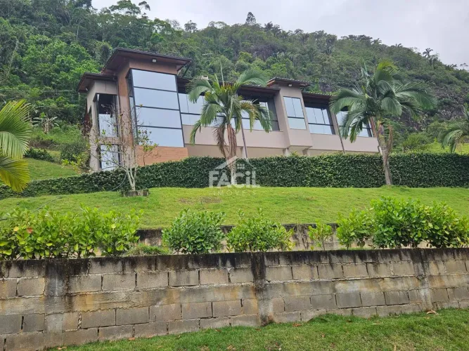 Casa à venda no Centro de Vargem Alta com 3 suítes e 400m²